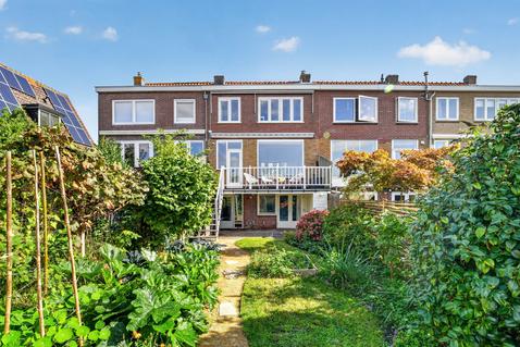 Woning aan de Kadoelenweg in Amsterdam-Noord, gezien vanuit de tuin